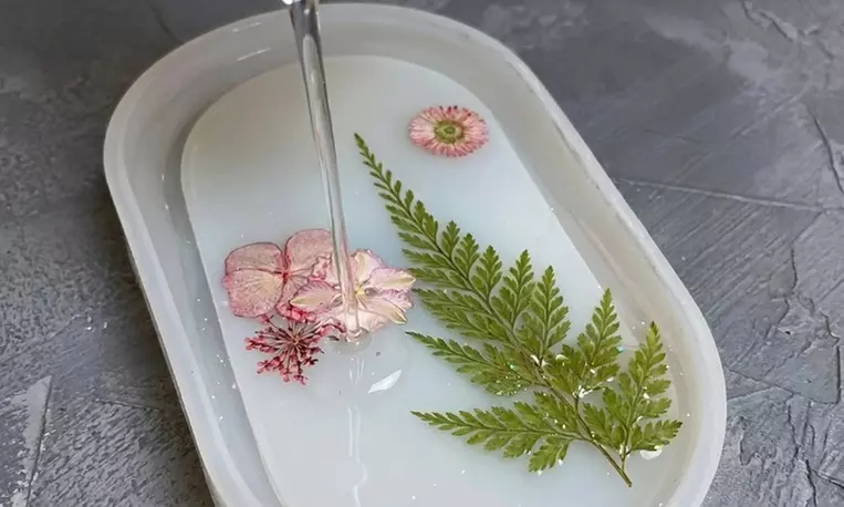 Taller de experiencia creativa con resina epoxi floral más bebida