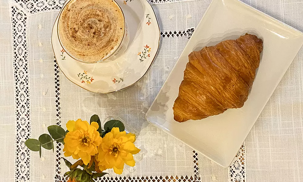 Brunch con platos salados, bowls de yogur, bebidas calientes y zumos
