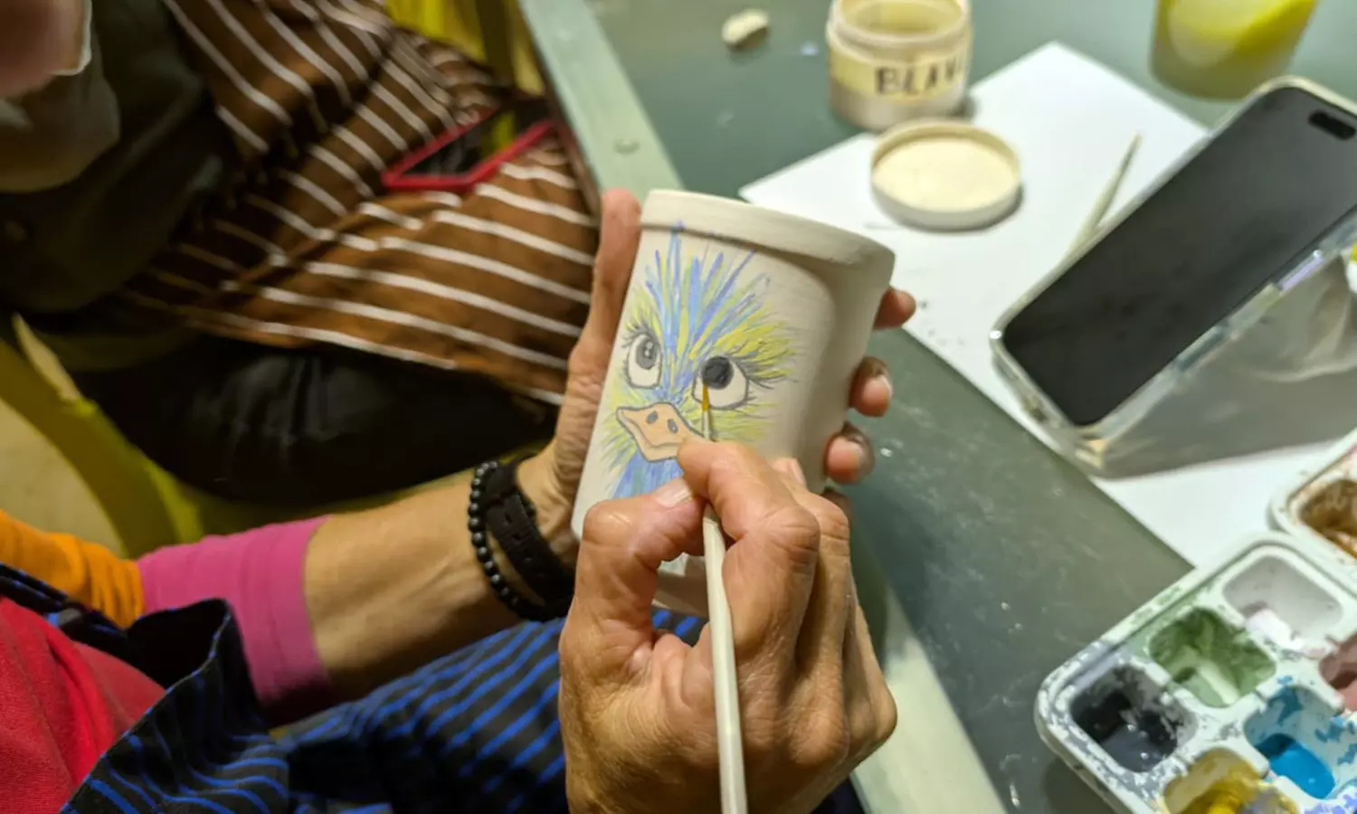 Taller de pintura cerámica con picoteo y bebida para 1 o 2 personas