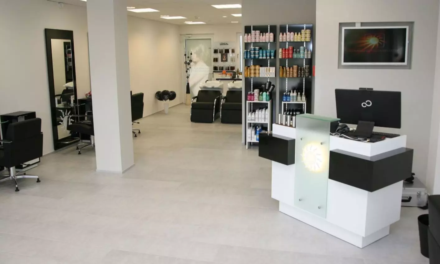 Haarschnitt mit Kur, Kopf-Massage