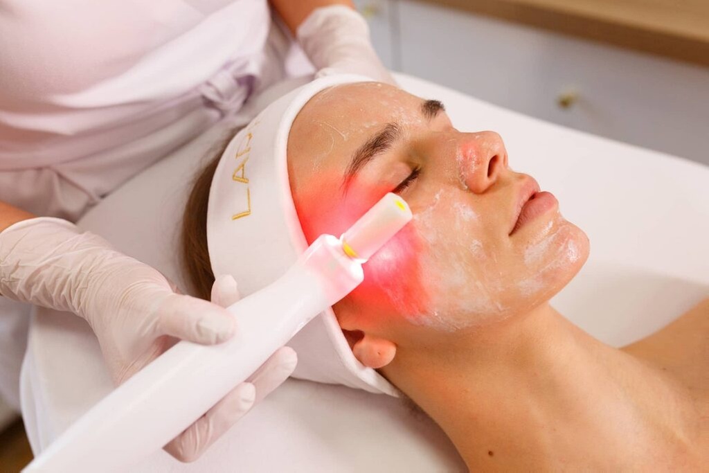 Odmładzanie twarzy bez skalpela: Zabiegi Bloomea i Neolift