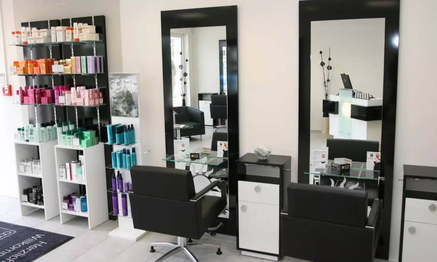 Haarschnitt mit Kur, Kopf-Massage