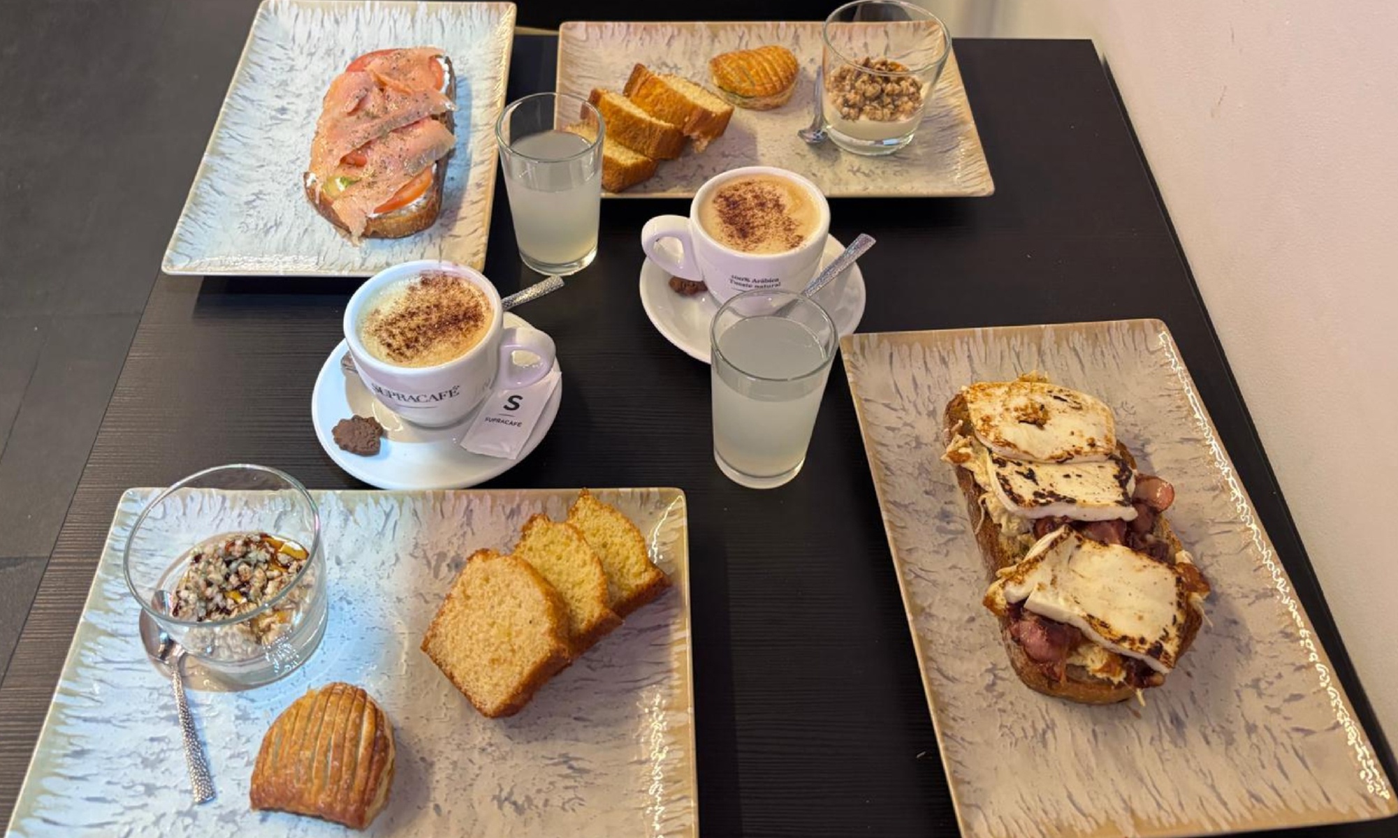 Menú de brunch para 2 o 4 con bebida fría y caliente, tosta y postre