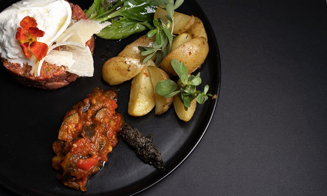 Menu authentique en 4 services au restaurant Le Moulin de la Sambuc