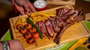 Menú de parrillada de carne o chuletón para 2 personas con entrante y bebida, con hasta 24% de descuento