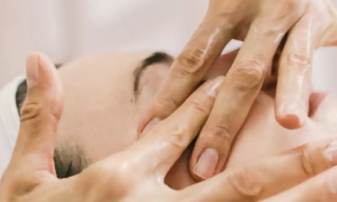 Masaż Kobido z maską na twarz: odmłodzenie i relaks w godzinę