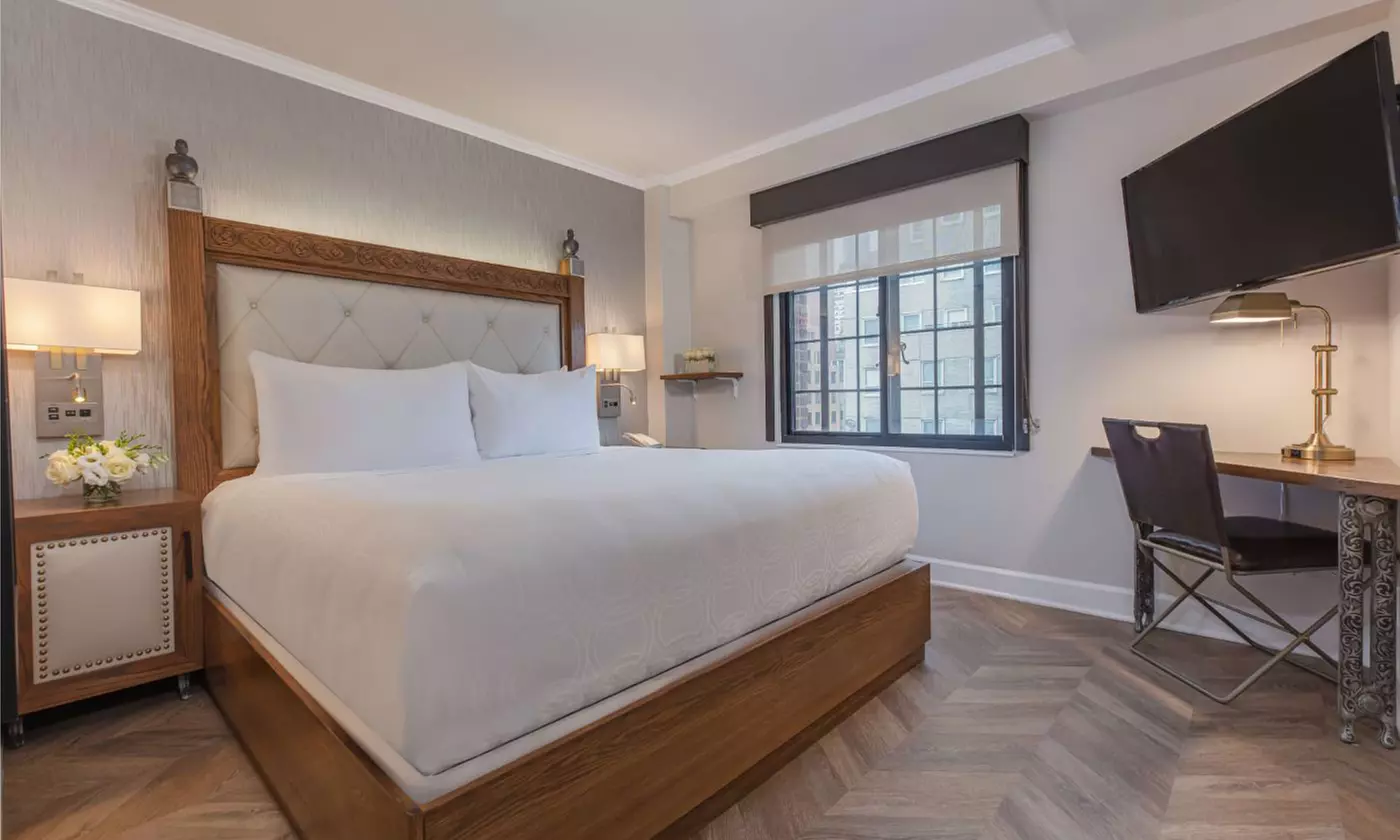 Midtown Manhattan hotel near Grand Central w/ Grab and Go credit