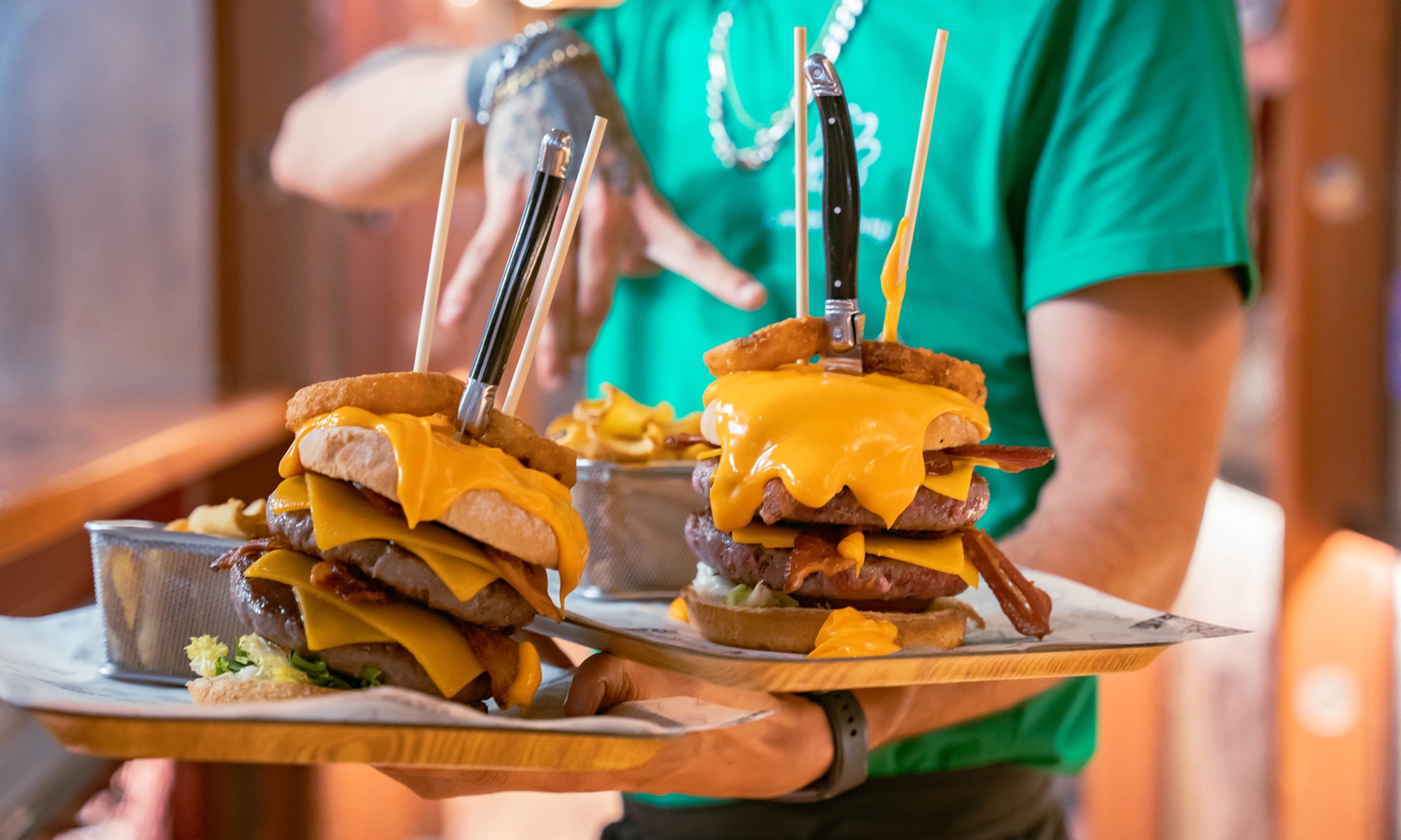Menú con bebida y lanzamiento de hacha para 2 o 4 personas