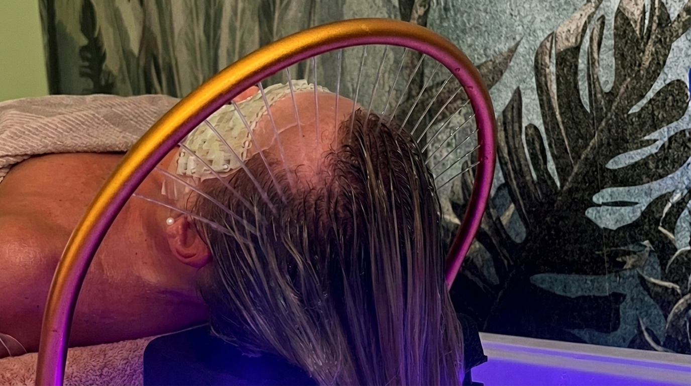 60 bis 75 Min. Head Spa „Deluxe“ oder „Premium“ mit Rotlichttherapie