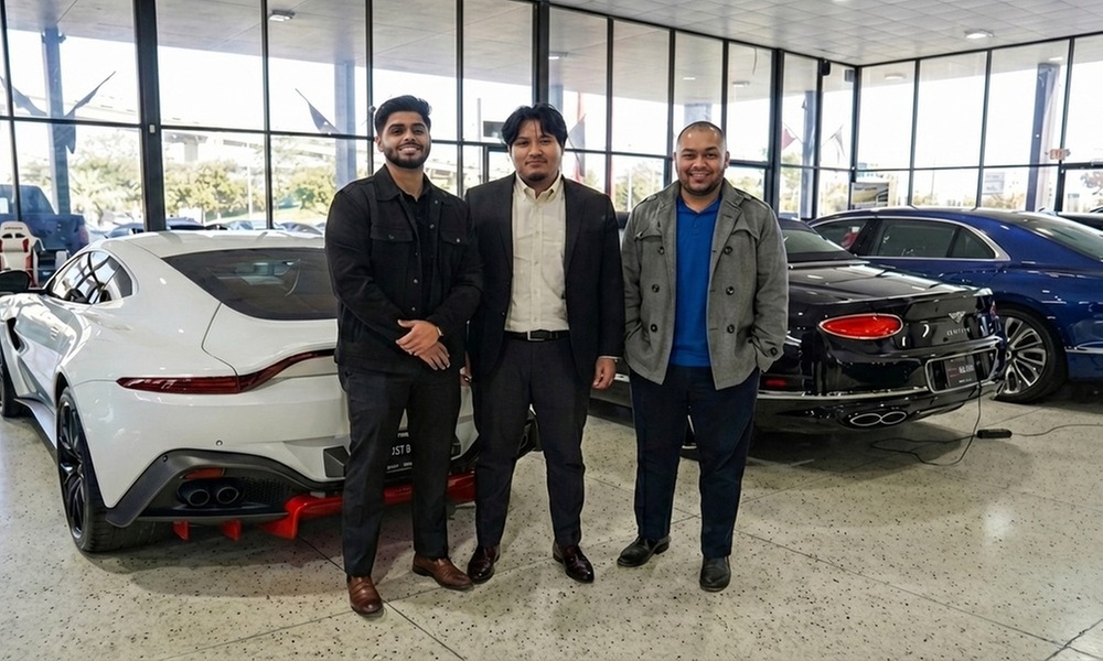 Upgrade Your Vehicle with Synthetic Blend or Full Synthetic Oil Change w/ Optional Tire Rotation (Up to 43%Off)