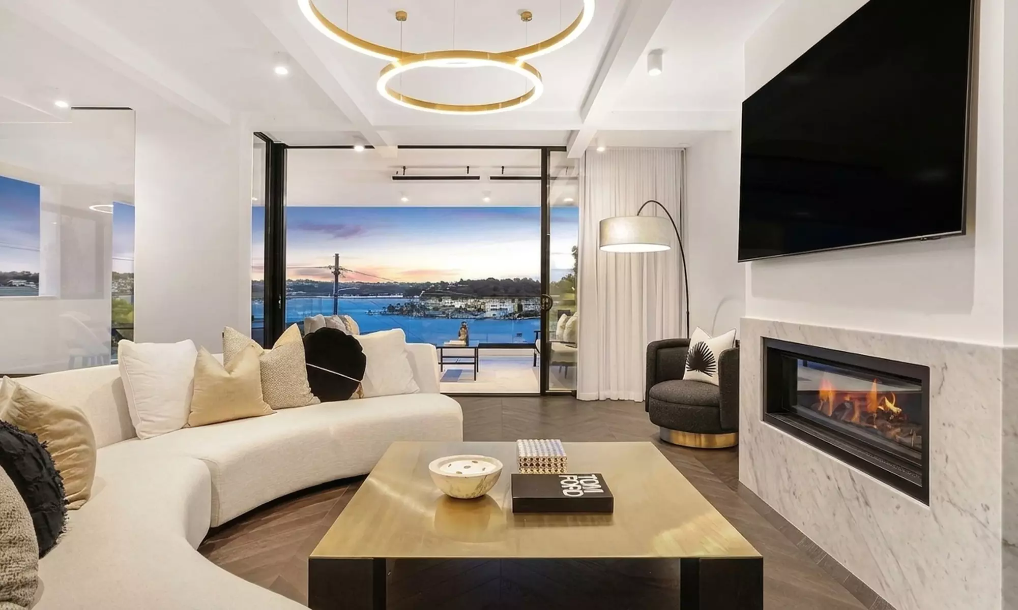 Kyle Bay: 1-Night Luxury Waterside Escape for 8 People with Wine