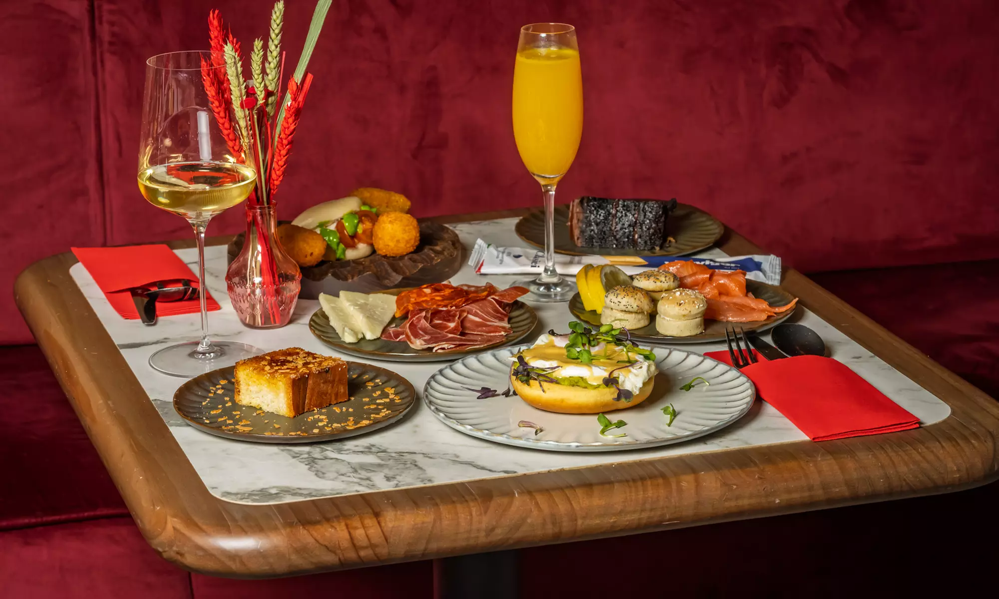 Brunch ilimitado con bufé libre de comida y bebida para 2 o 4 personas