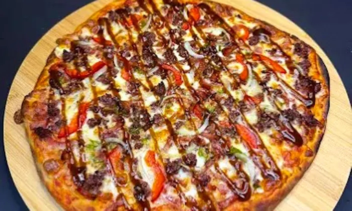 Menú de pizza o hamburguesa con patatas y bebida para 2 o 4 personas