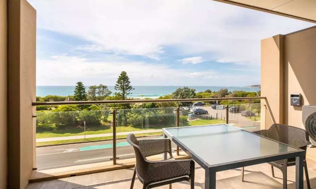 Narrabeen Beach: Studio Suite with Breakfast and Welcome Drinks