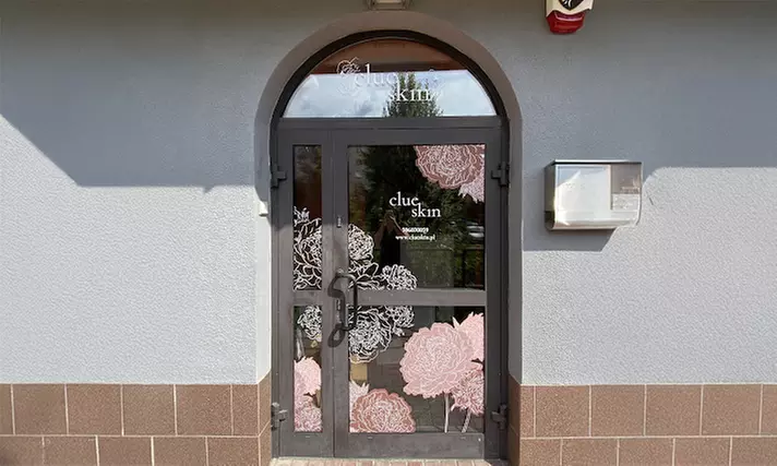 Makijaż permanentny brwi lub ust dla naturalnego piękna o każdej porze