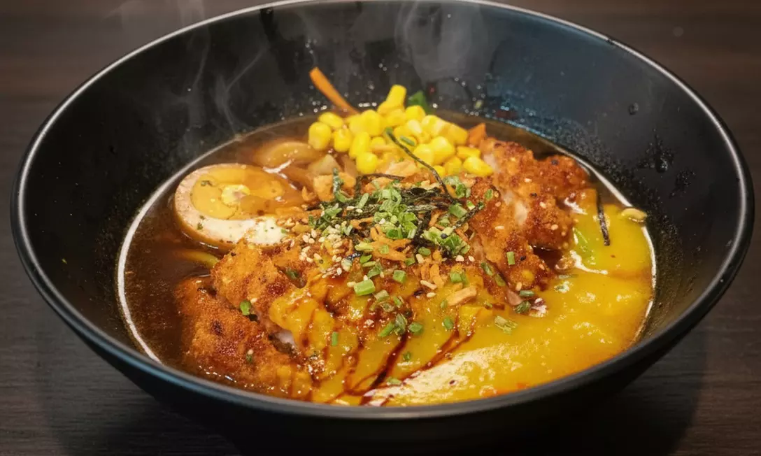 Menú asiático para 2 o 4 con entrantes, principales, postre y bebida