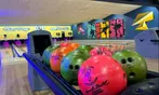 Partida de bolos con palomitas y bebida en Bowling Alcalá
