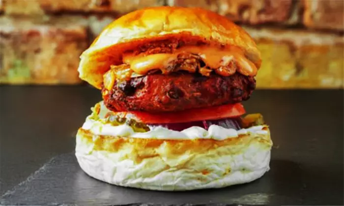 Saftiger Burger nach Wahl inklusive Pommes für 1, 2 oder 4 Personen