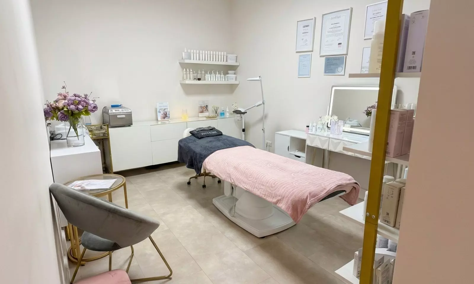 Gesichtsbehandlung mit Mikrodermabrasion und Teilkörpermassage