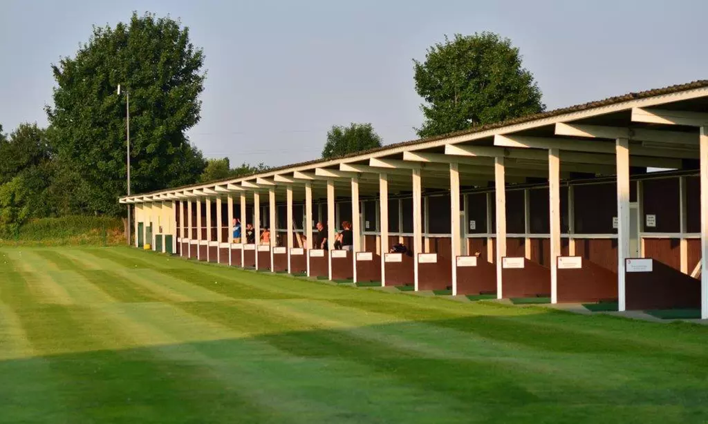 Tageskarte für Range und 9-Loch-Platz mit Schläger & Token