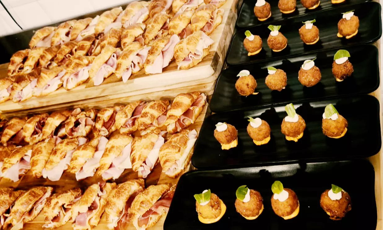 Catering para 15-20 o 30-35 personas con salados y dulces variados