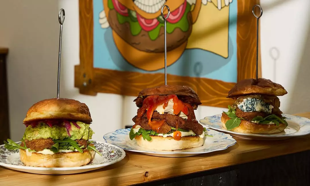 Veganer Burger nach Wahl inkl. Fries und Softdrink für 1-4 Personen