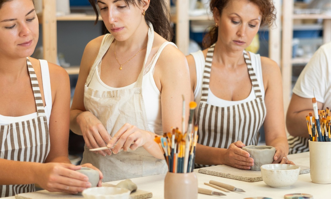 Taller de cerámica con desayuno o aperitivo a elegir para 1 o 2 personas