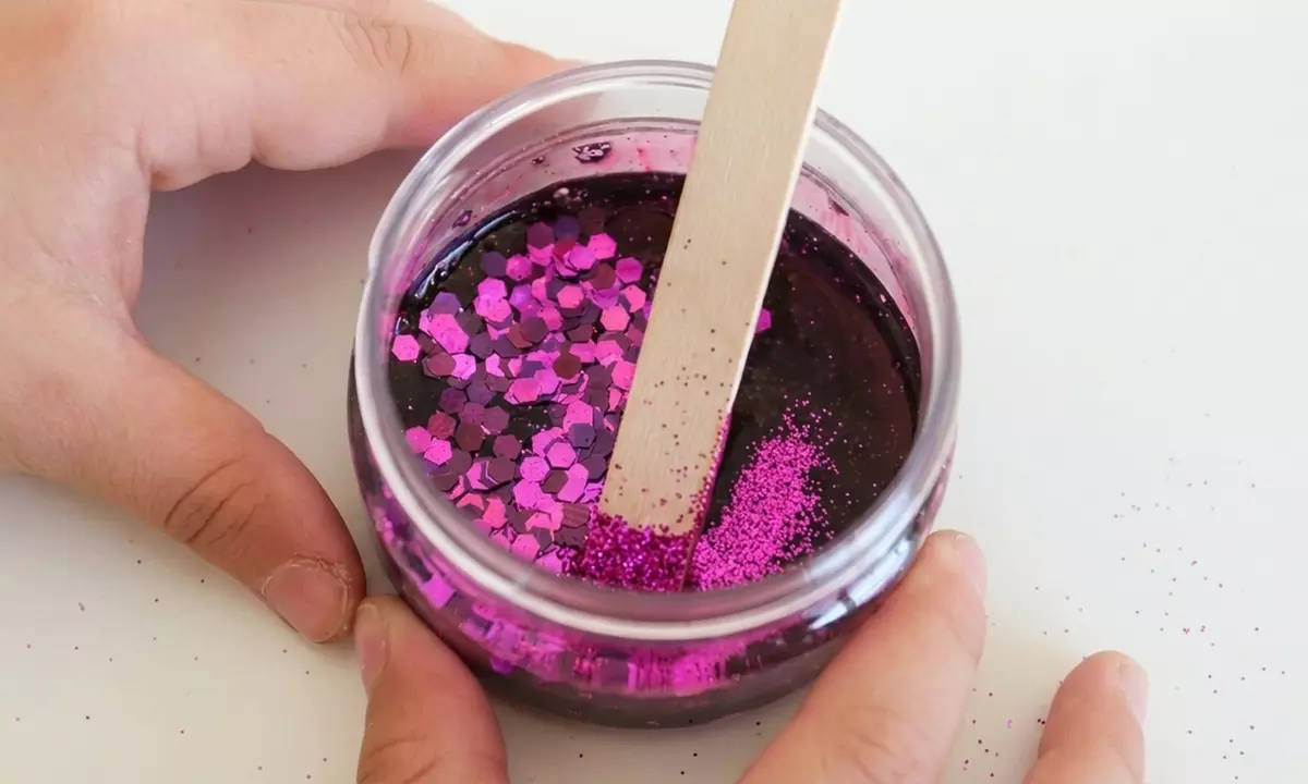 Taller de experiencia creativa con resina epoxi floral más bebida