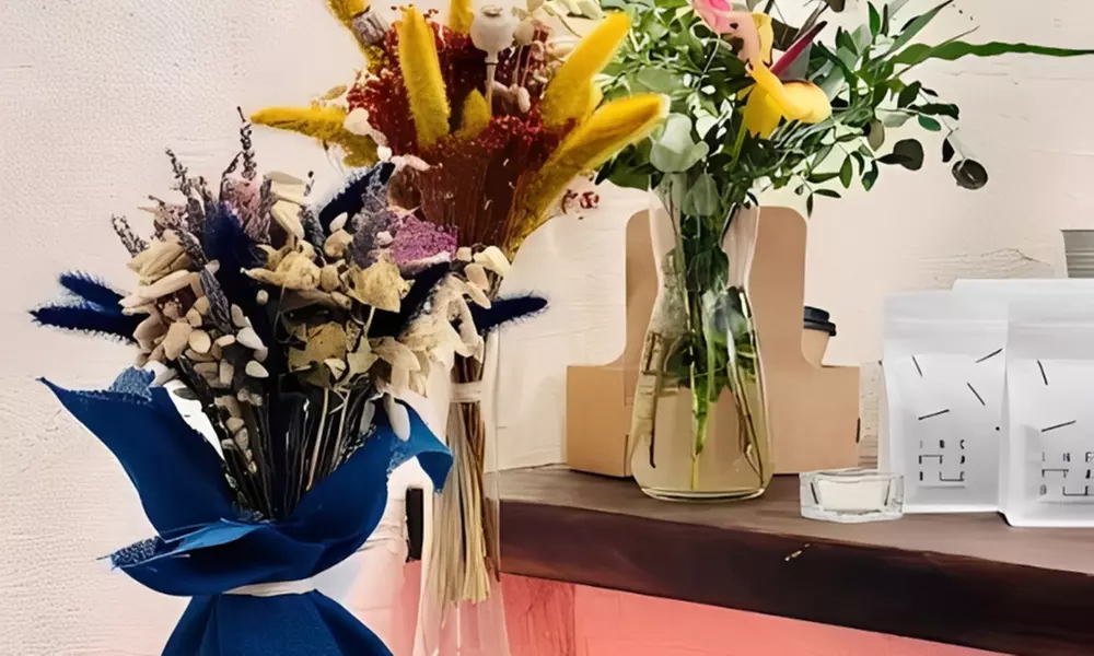 Brunch con platos salados, bowls de yogur, bebidas calientes y zumos