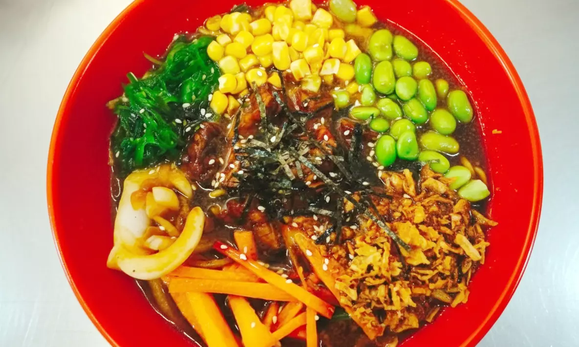 Menú asiático para 2 o 4 con entrantes, principales, postre y bebida