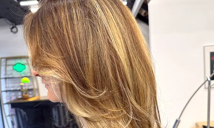 Damen-Haarschnitt, optional inkl. Tiefenpflege, Blowout und Styling