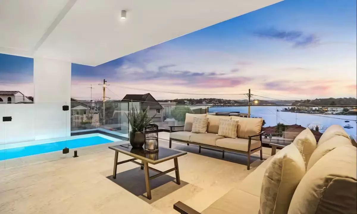 Kyle Bay: 1-Night Luxury Waterside Escape for 8 People with Wine