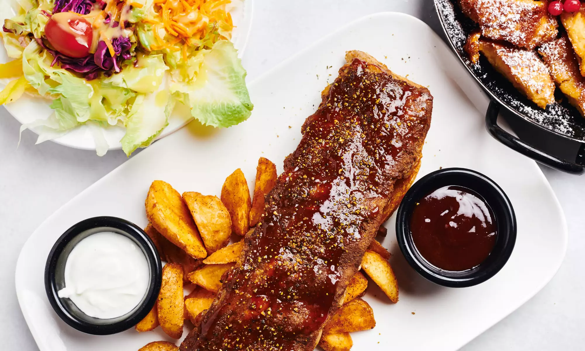 Glasierte Babyback Ribs mit Löffelpommes & Saucen für 1 - 4 Person