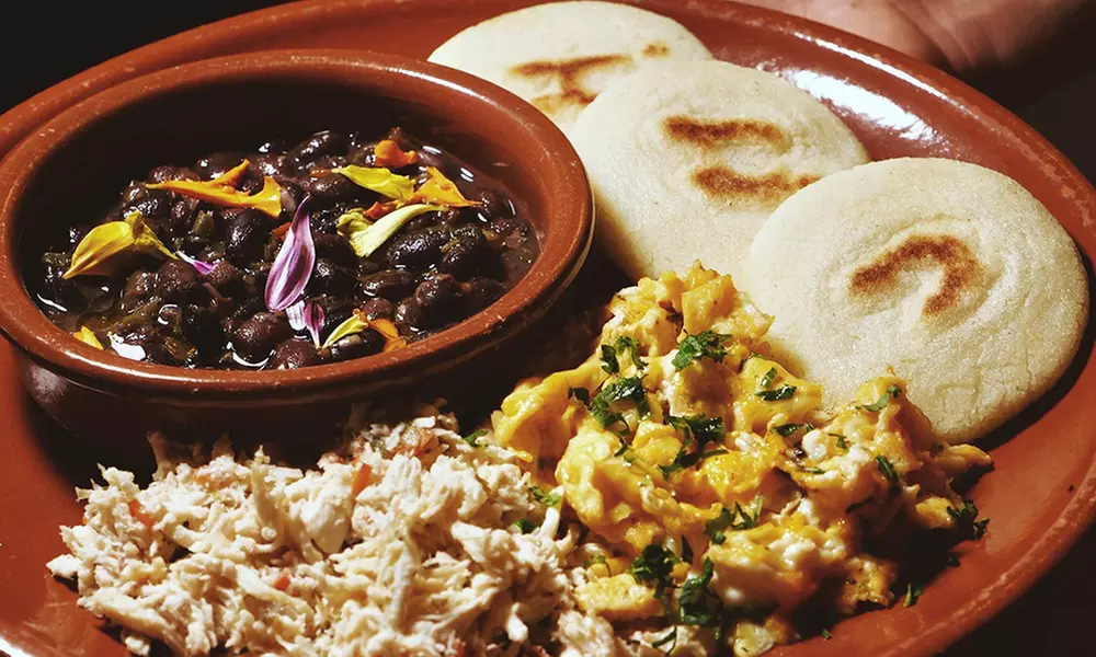 Brunch con platos salados, bowls de yogur, bebidas calientes y zumos