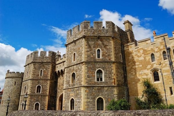 Windsor, Stonehenge, Lacock, Bath Tour and Pub Lunch by Premium Tours