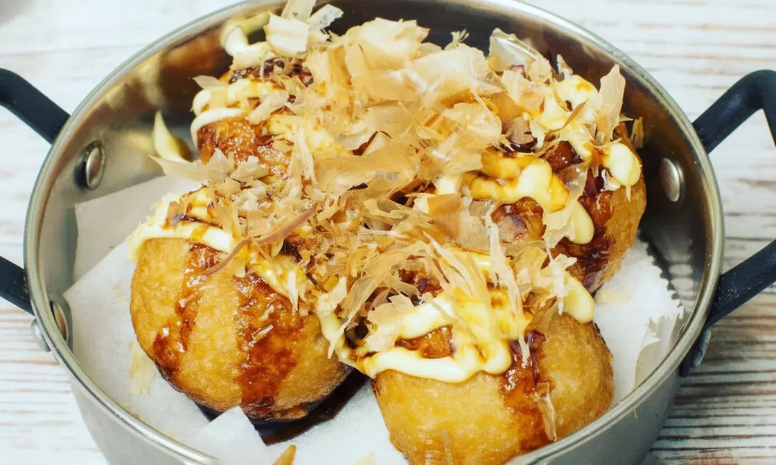 Menú asiático para 2 o 4 con entrantes, principales, postre y bebida