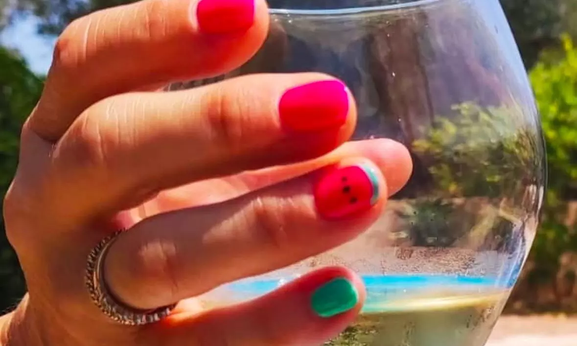 Manicura y/o pedicura con esmaltado de gel semipermanente