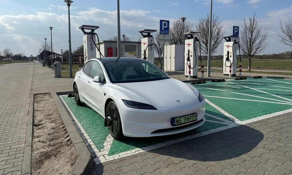 Jazda Teslą 3 Highland po ulicach Warszawy