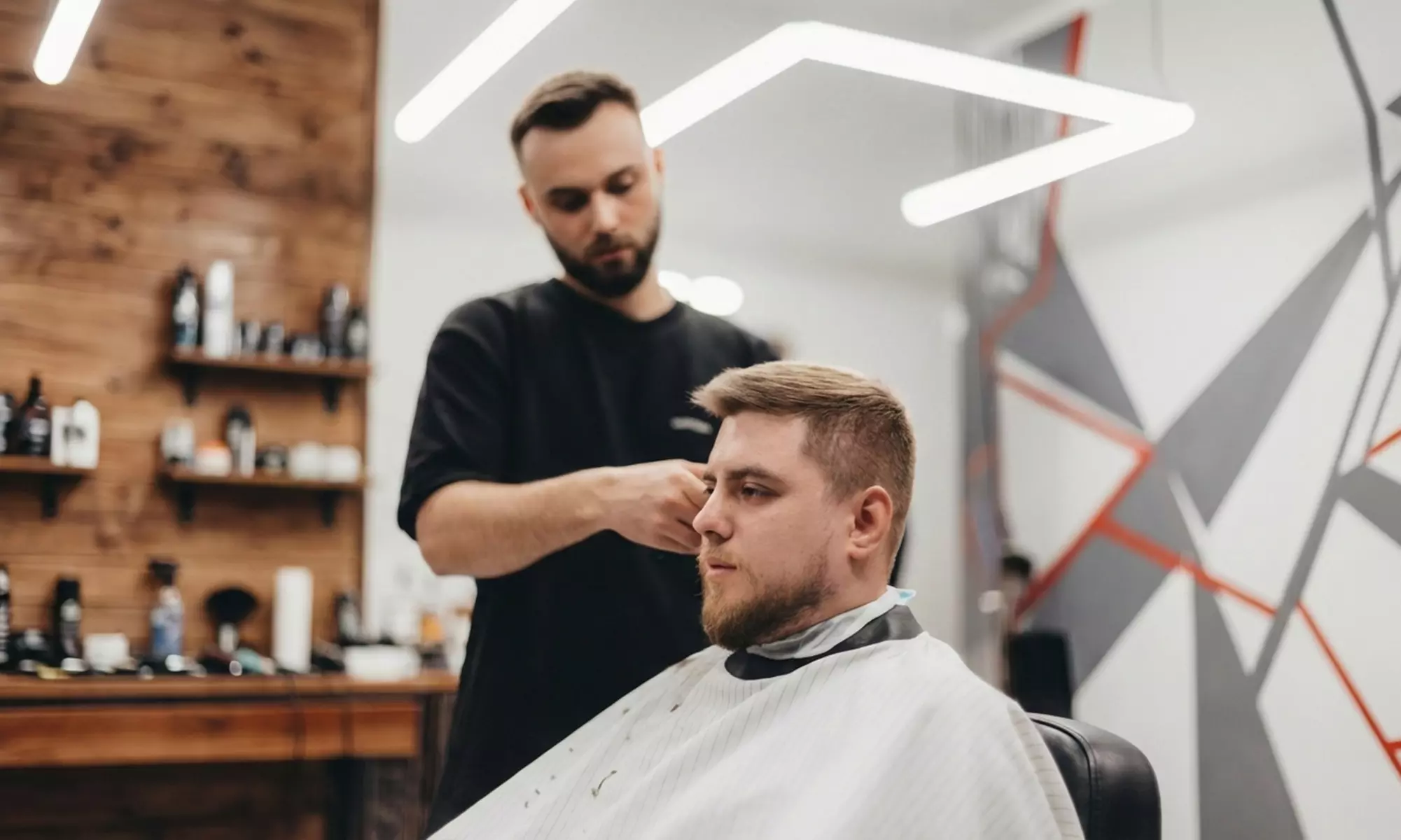 Precyzja w każdym cięciu: włosy i broda pod kontrolą profesjonalistów