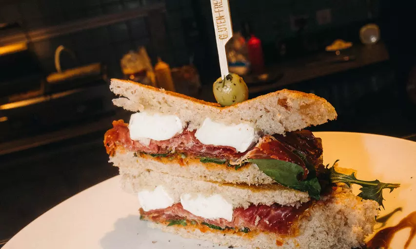 Belegtes Bio-Ciabattini nach Wahl mit Heißgetränk und Amaretti