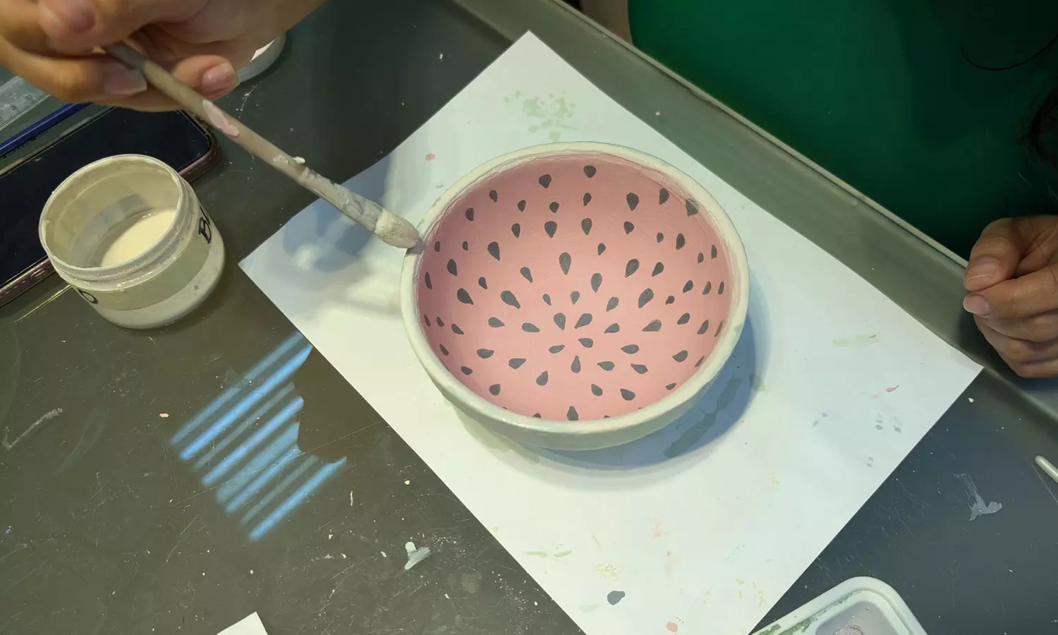 Taller de pintura cerámica con picoteo y bebida para 1 o 2 personas