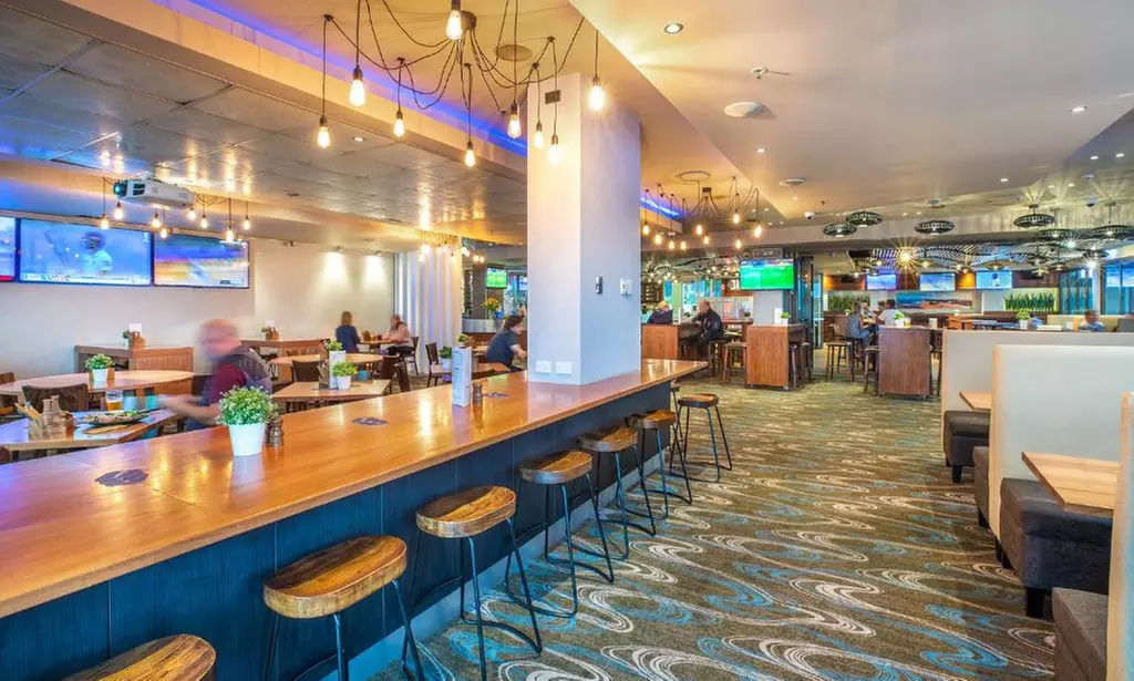 Narrabeen Beach: Studio Suite with Breakfast and Welcome Drinks