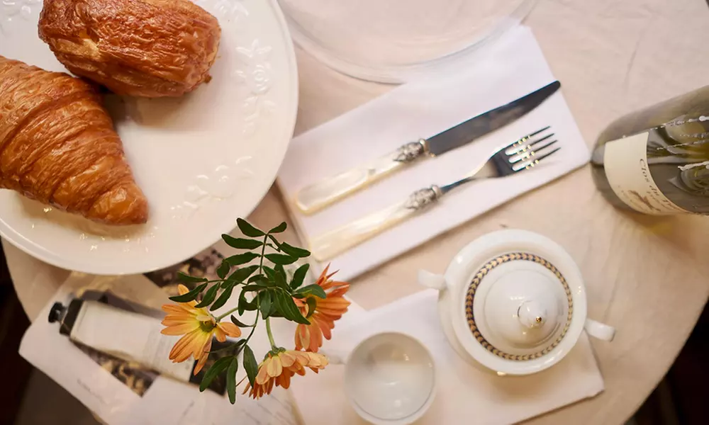 Brunch con platos salados, bowls de yogur, bebidas calientes y zumos