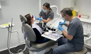 Limpieza bucal con ultrasonidos, flúor, pulido, revisión y diagnóstico o curetaje hasta un 80%