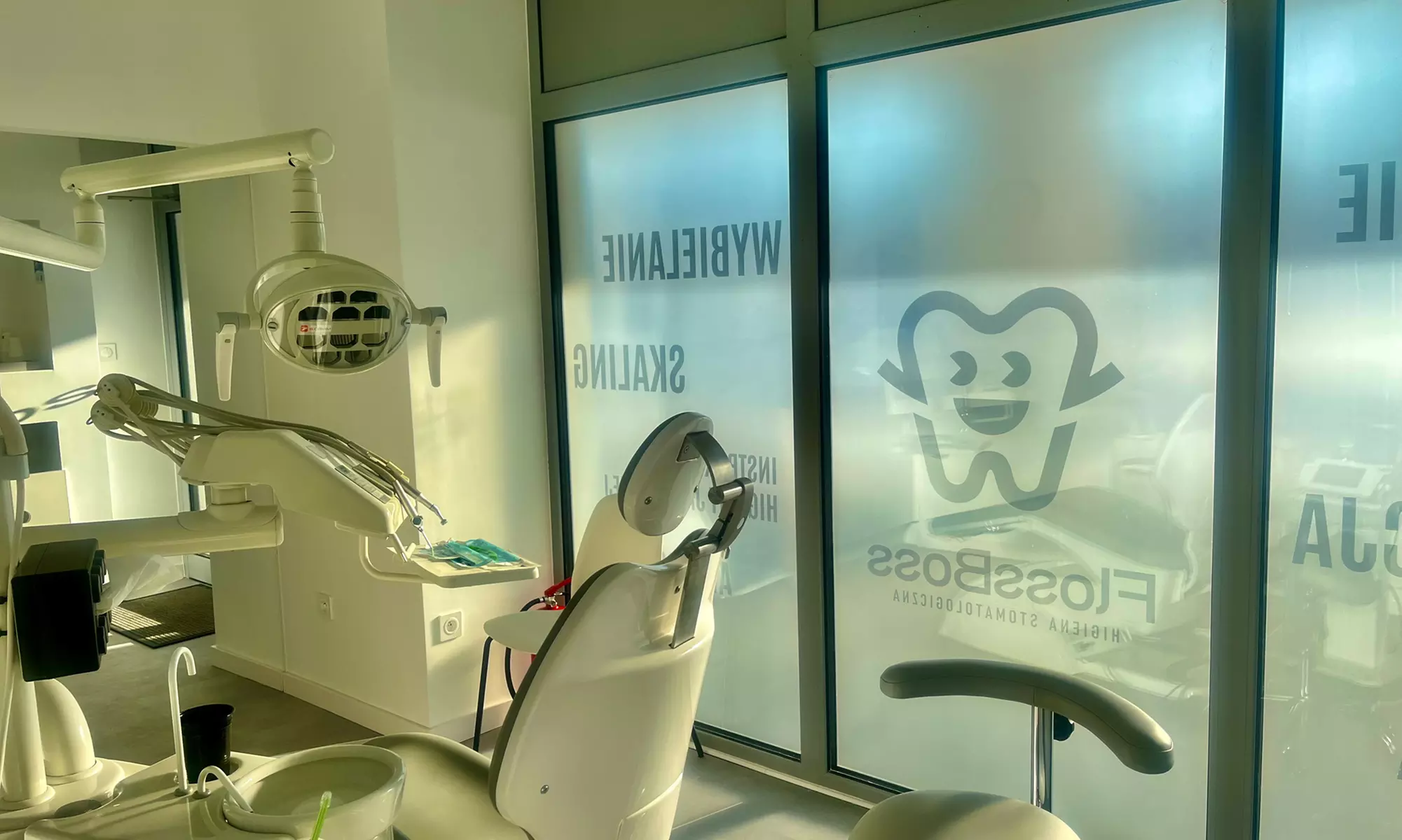 Zadbaj o swój uśmiech: skaling, piaskowanie lub pełna higienizacja