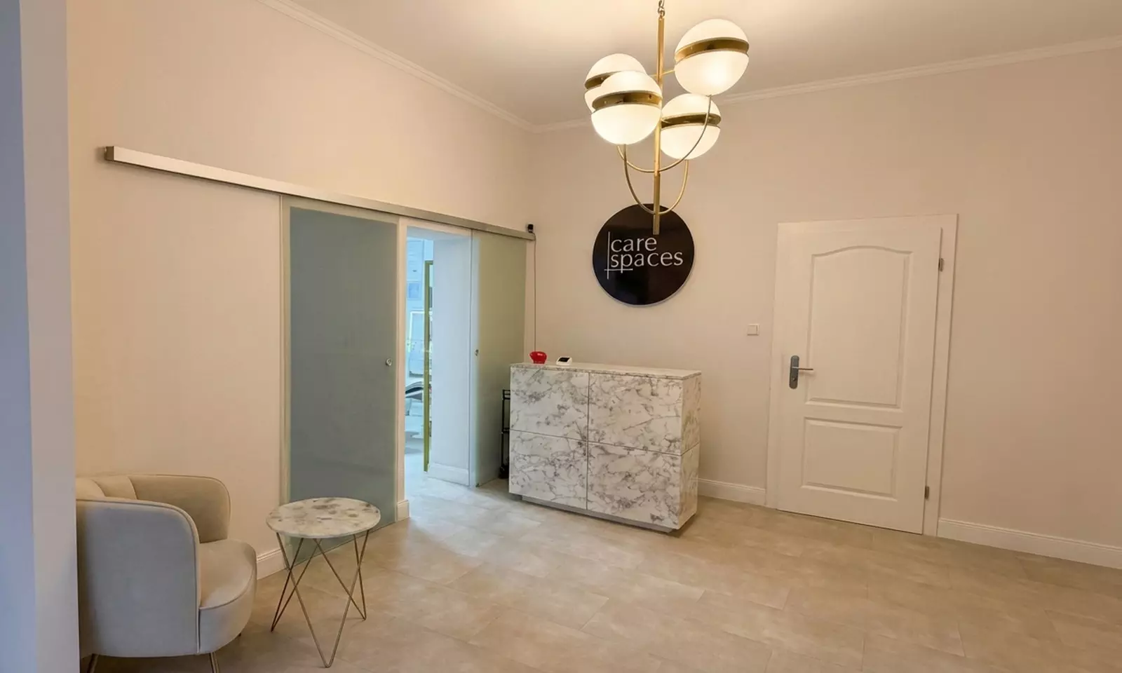 Gesichtsbehandlung mit Mikrodermabrasion und Teilkörpermassage