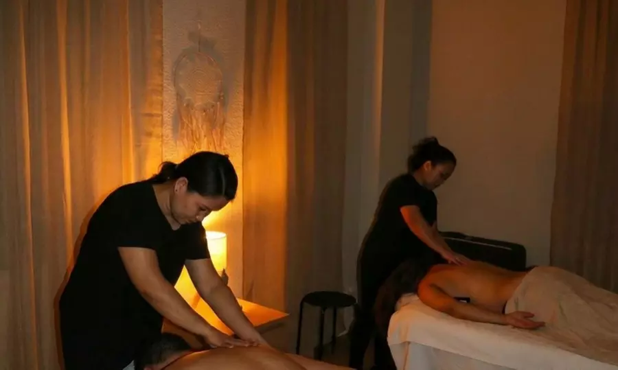 Masaje tradicional oriental filipino en pareja con té y chocolate