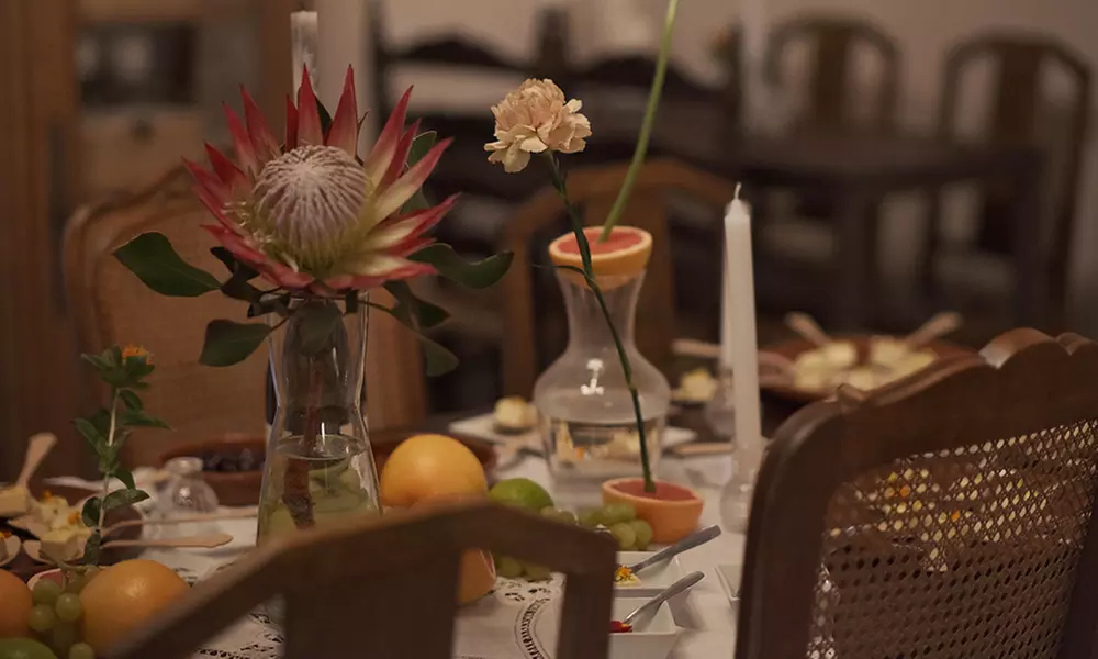 Brunch con platos salados, bowls de yogur, bebidas calientes y zumos