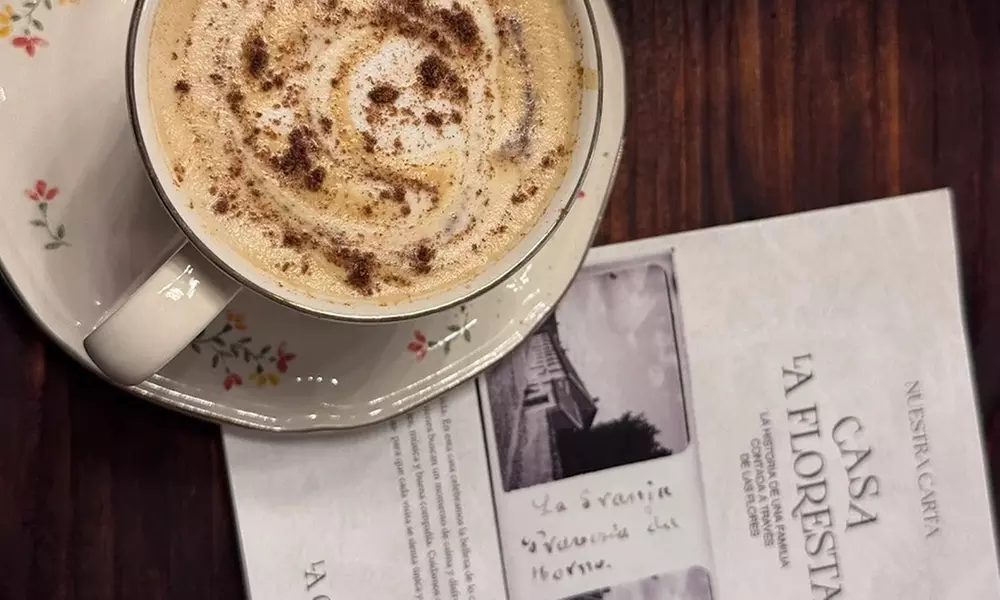 Brunch con platos salados, bowls de yogur, bebidas calientes y zumos