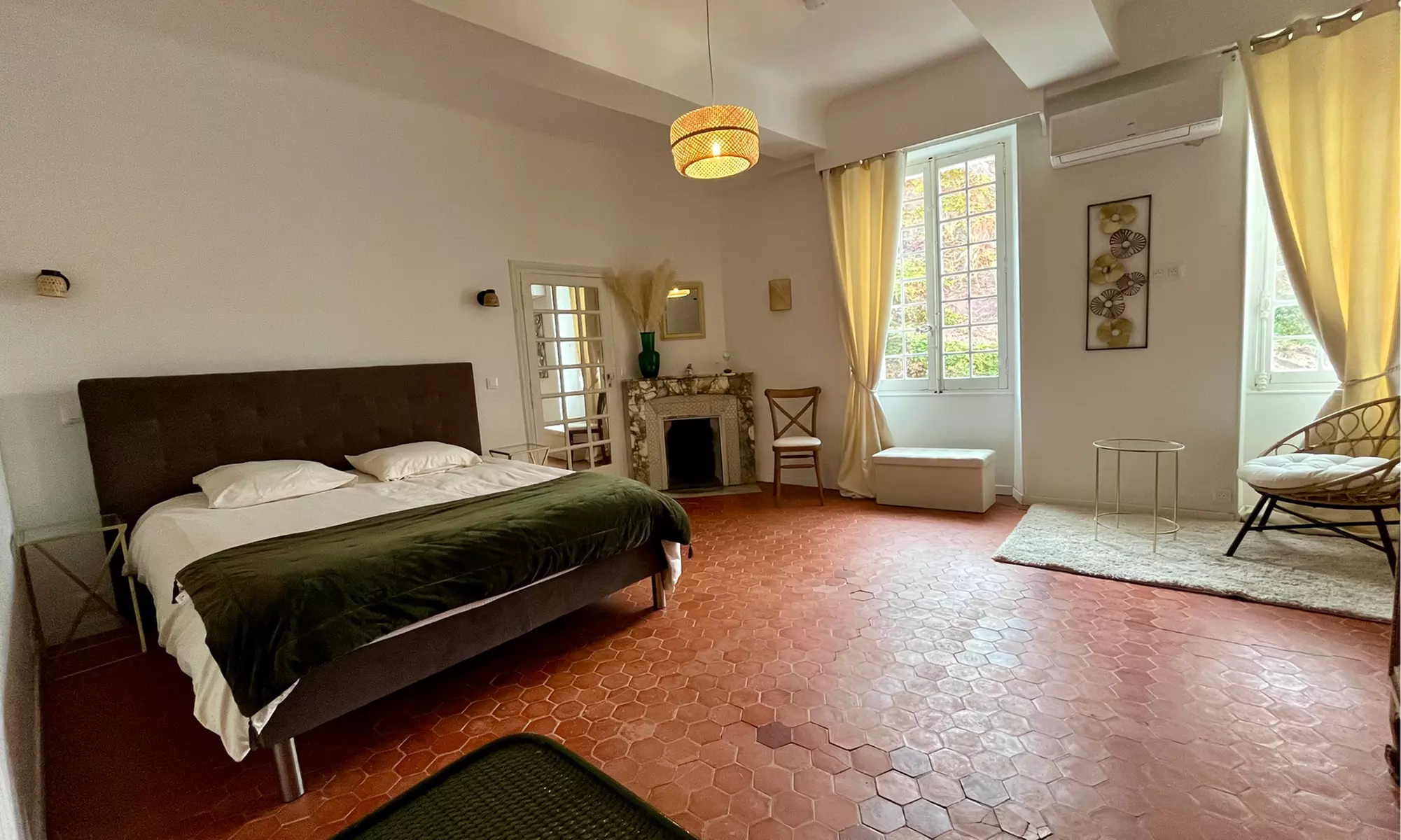 Var, Saint-Raphaël : 1 nuit en chambre double, option pdj et modelage